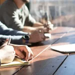 Réunion de préparation entre une équipe marketing et ses partenaires